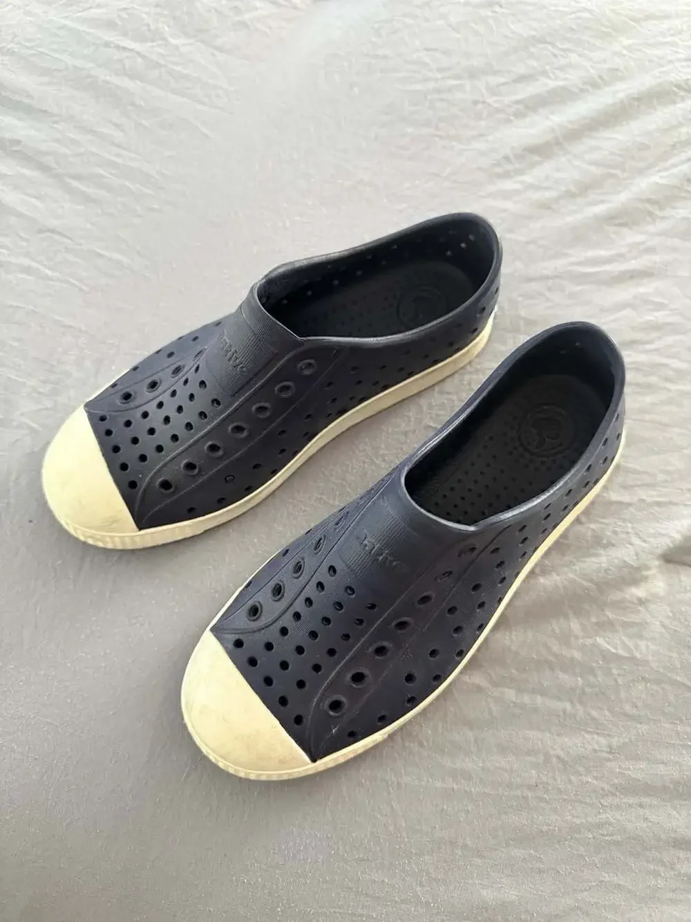 Native Jefferson Slip-On Water Shoes Navy Blue Bone White Junior Size J2